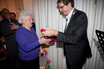 878084 Afbeelding van wethouder Frits Lintmeijer die de oudste vrijwilliger van het museum, Elisabeth ('Bep') Jacobs, ...